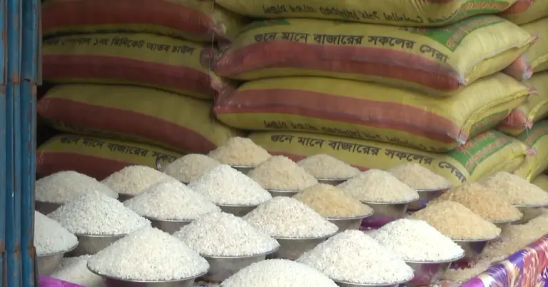 বাজারে বিভিন্ন জাতের চাল
